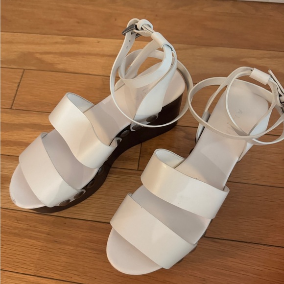 Alaia Stylish White Platform Sandals - Picture 2 of 6